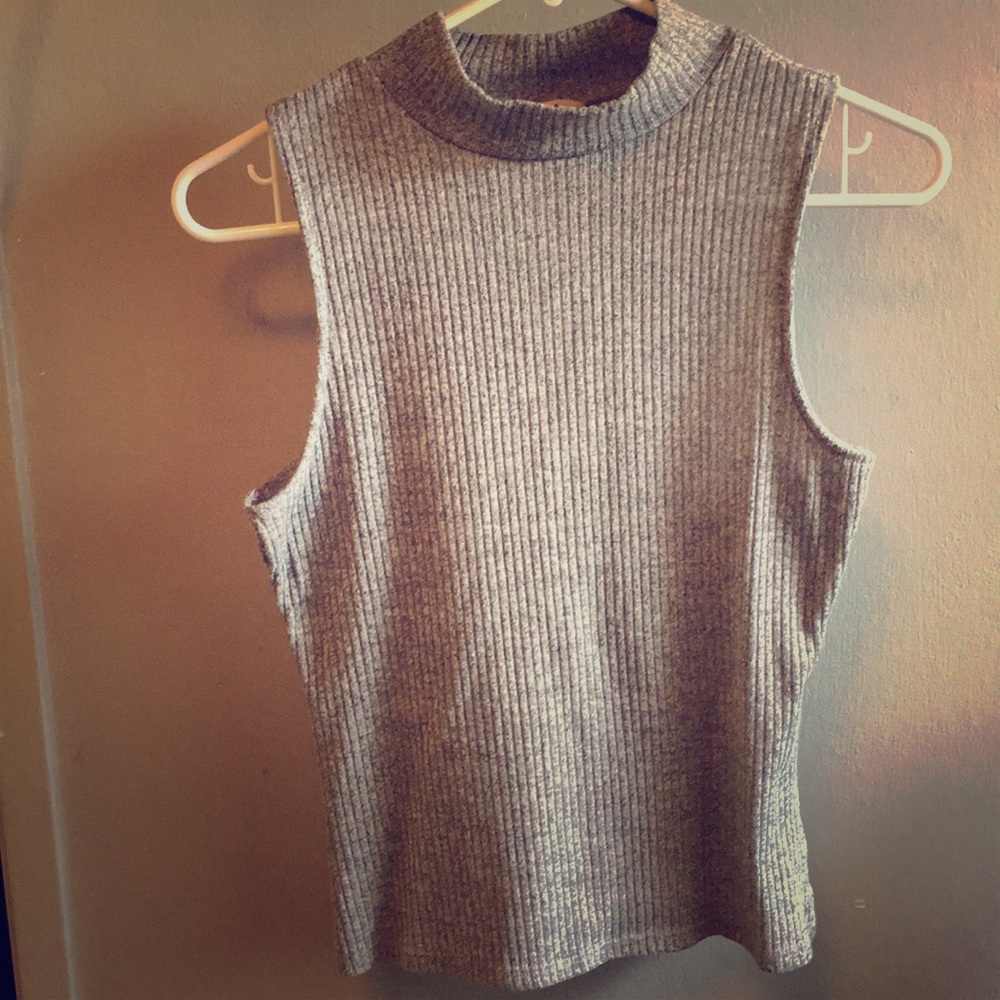Sleeveless turtleneck